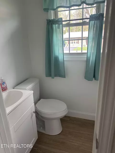 Bath - 206 Summit Dr, Middlesboro, KY 40965 photo 1 of 5
