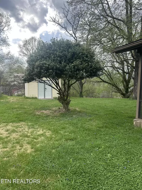 Exterior - 206 Summit Dr, Middlesboro, KY 40965 photo 5 of 6