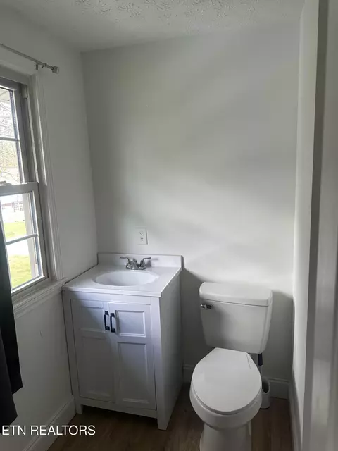 Bath - 206 Summit Dr, Middlesboro, KY 40965 photo 3 of 5