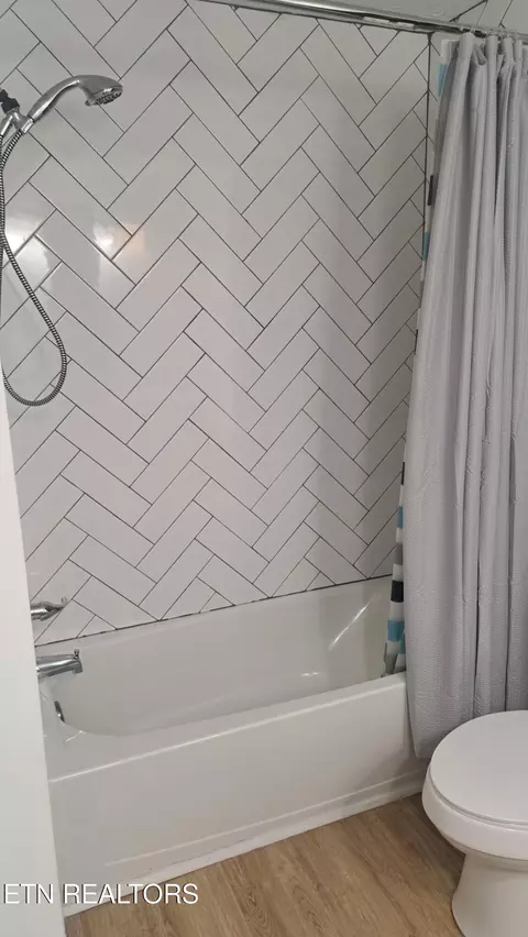 Bath - 206 Summit Dr, Middlesboro, KY 40965 photo 5 of 5