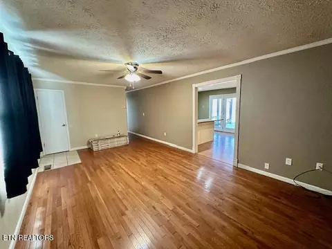 Living - 259 Sadie Ln, Ewing, VA 24248 photo 3 of 5
