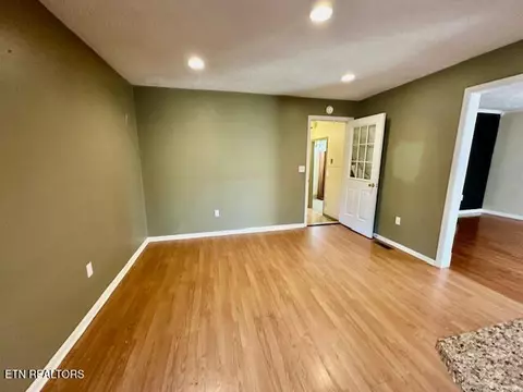 Living - 259 Sadie Ln, Ewing, VA 24248 photo 4 of 5