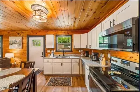 4151 Oak Ridge St, Pigeon Forge, TN 37863