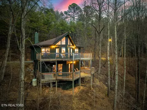 720 Octagon Dr, Gatlinburg, TN 37738