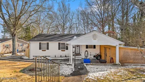 335 East Dr, Oak Ridge, TN 37830