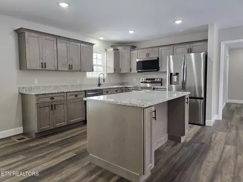 Kitchen - 1941 W 3rd Ave, Oneida, TN 37841 photo 5 of 6
