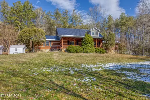 686 Thomas Rd, Sevierville, TN 37876