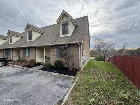 9001 Fountain Brook Ln, Knoxville, TN 37923