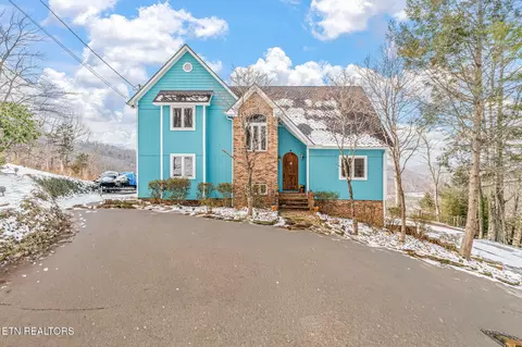 1368 N Shorewood Ln, Caryville, TN 37714