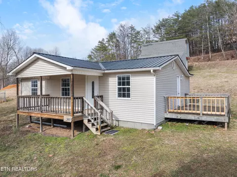 1327 Pinecrest Rd, Jacksboro, TN 37757