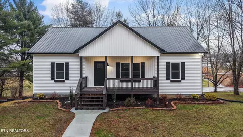 136 Log Ln, Jacksboro, TN 37757