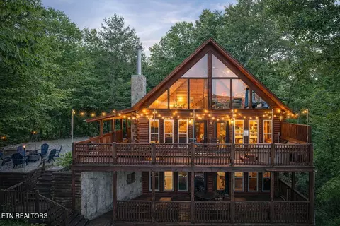 531 Gatlin Dr, Gatlinburg, TN 37738