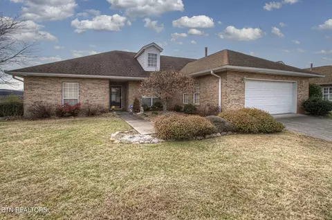 214 Royal Oaks Dr, Maryville, TN 37801