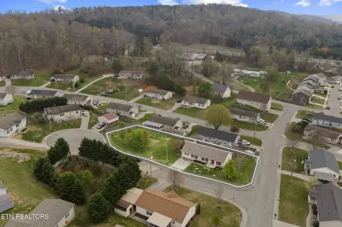902 Oak Village Ct, Dandridge, TN 37725