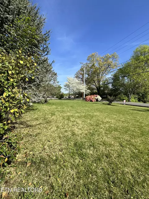 Exterior - 8029 Sharp Rd, Powell, TN 37849 photo 3 of 9