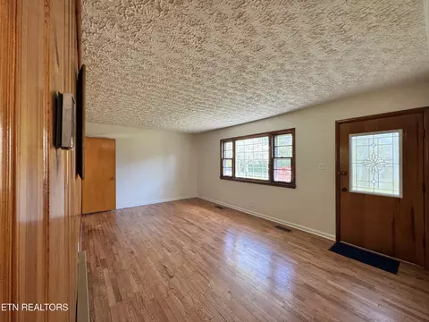 Living - 8029 Sharp Rd, Powell, TN 37849 photo 2 of 3