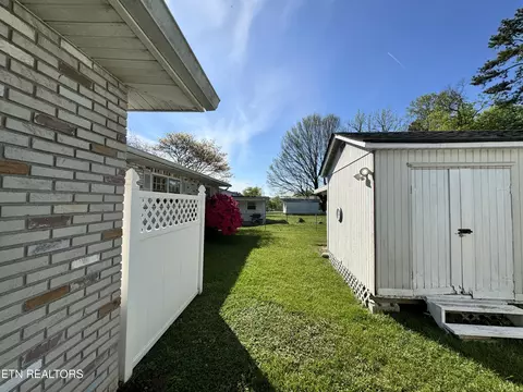 Exterior - 8029 Sharp Rd, Powell, TN 37849 photo 6 of 9