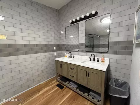 Bath - 4601 White Oak Rd, Duff, TN 37729 photo 2 of 4