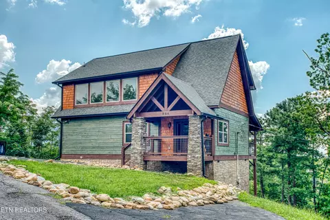 804 Upper Picadilly Ln, Gatlinburg, TN 37738