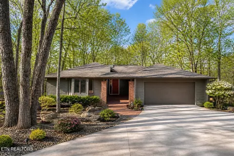 142 Rolling Green Dr, Crossville, TN 38558