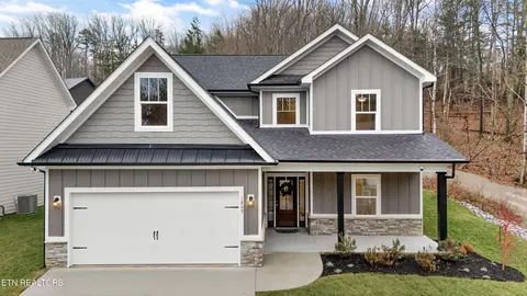1805 Green Meadows Ln, Lenoir City, TN 37771