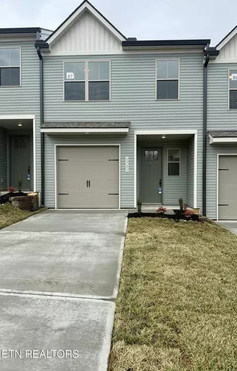 1721 Bennett Village Dr, Maryville, TN 37804