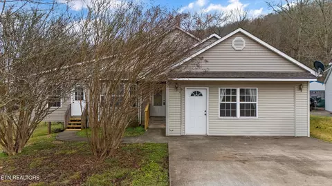105 Pleasant View Dr, Oliver Springs, TN 37840