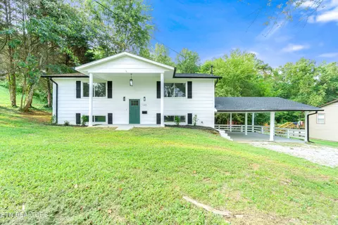 140 Charles Pl, Harriman, TN 37748