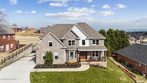 427 Royal Oaks Dr, Maryville, TN 37801