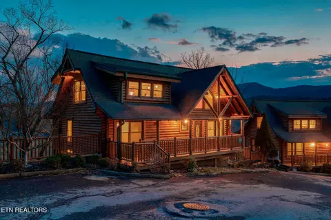1734 Summit View Way, Pigeon Forge, TN 37862