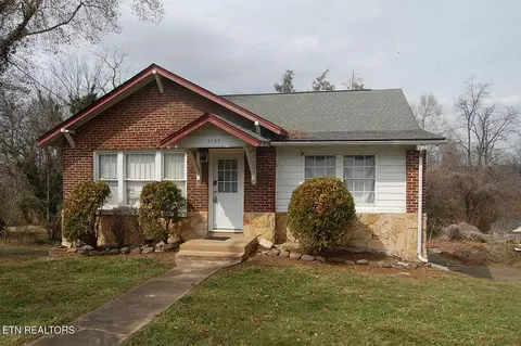 2709 Washington Pike, Knoxville, TN 37917