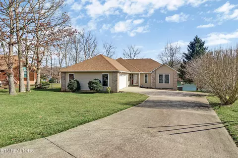 1426 War Eagle Dr, Crossville, TN 38572