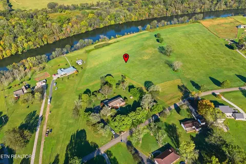 1021 Graves Rd, Strawberry Plains, TN 37871