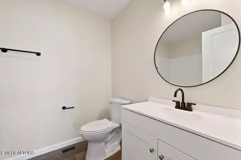 Bath - 14305 Old Kentucky Rd, Walling, TN 38587 photo 3 of 4