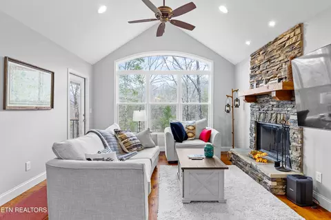Living - 194 Cold Springs Trce, Townsend, TN 37882 photo 2 of 3