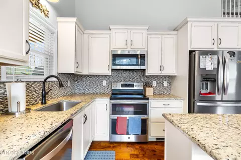 Kitchen - 194 Cold Springs Trce, Townsend, TN 37882 photo 2 of 2