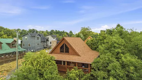2048 Eagle Feather Dr, Sevierville, TN 37876