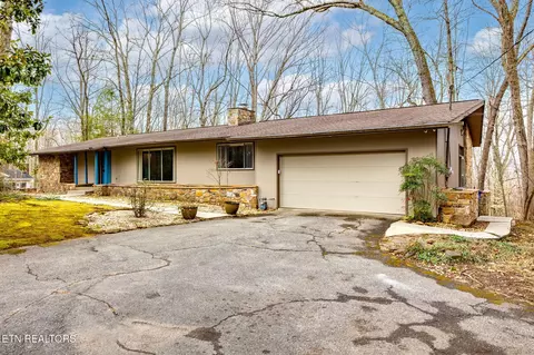 968 W Outer Dr, Oak Ridge, TN 37830