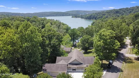 111 Deer Run Pt, La Follette, TN 37766