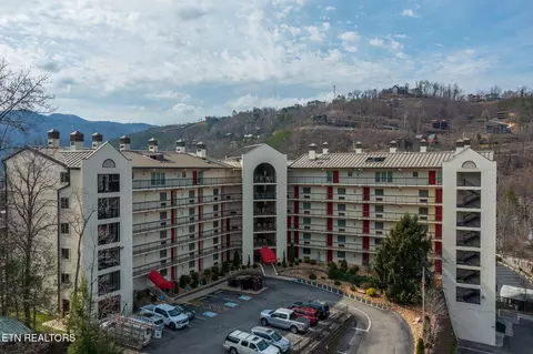 102 Baskins Crk UNIT 306, Gatlinburg, TN 37738