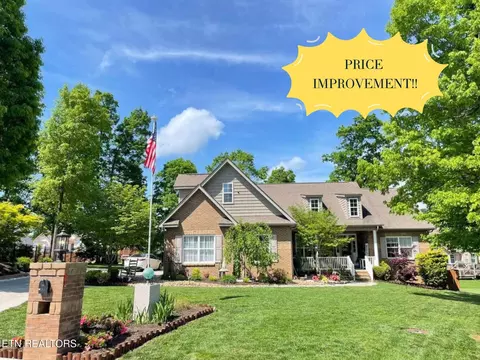 563 Yellowstone Ln, Lenoir City, TN 37771