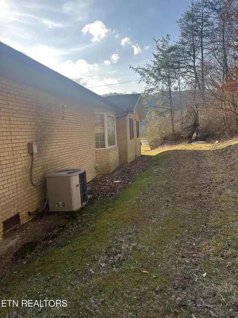 Exterior - 2794 Us Hwy 25 E, Middlesboro, KY 40965 photo 2 of 12