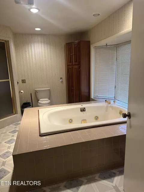 Bath - 2794 Us Hwy 25 E, Middlesboro, KY 40965 photo 4 of 8