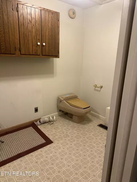 Bath - 2794 Us Hwy 25 E, Middlesboro, KY 40965 photo 5 of 8