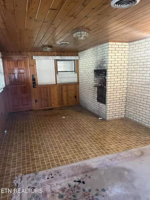 Living - 2794 Us Hwy 25 E, Middlesboro, KY 40965 photo 3 of 3