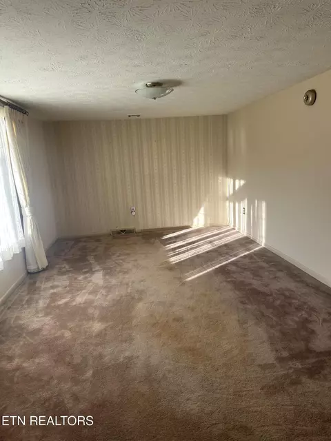 Living - 2794 Us Hwy 25 E, Middlesboro, KY 40965 photo 1 of 3