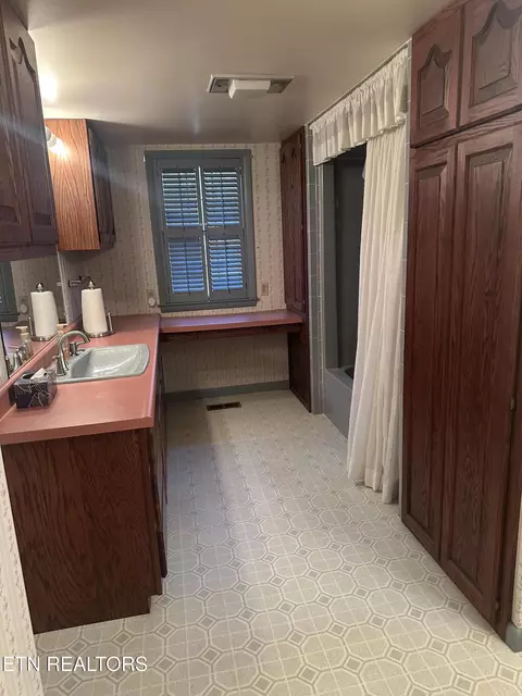 Bath - 2794 Us Hwy 25 E, Middlesboro, KY 40965 photo 6 of 8