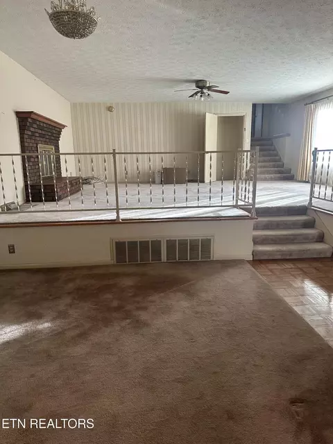 Living - 2794 Us Hwy 25 E, Middlesboro, KY 40965 photo 2 of 3