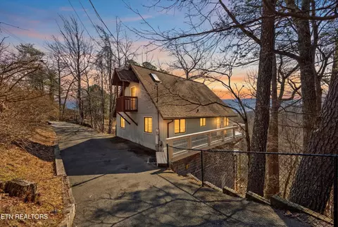 1037 Ski View Dr, Gatlinburg, TN 37738