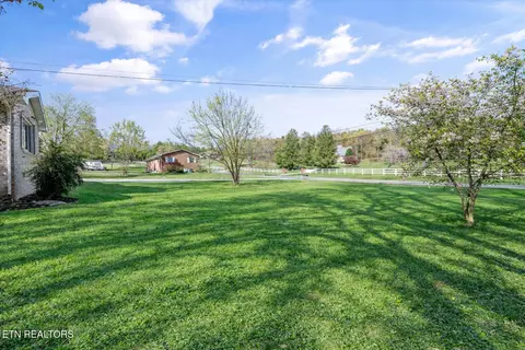 Exterior - 8237 Collier Rd, Powell, TN 37849 photo 7 of 8